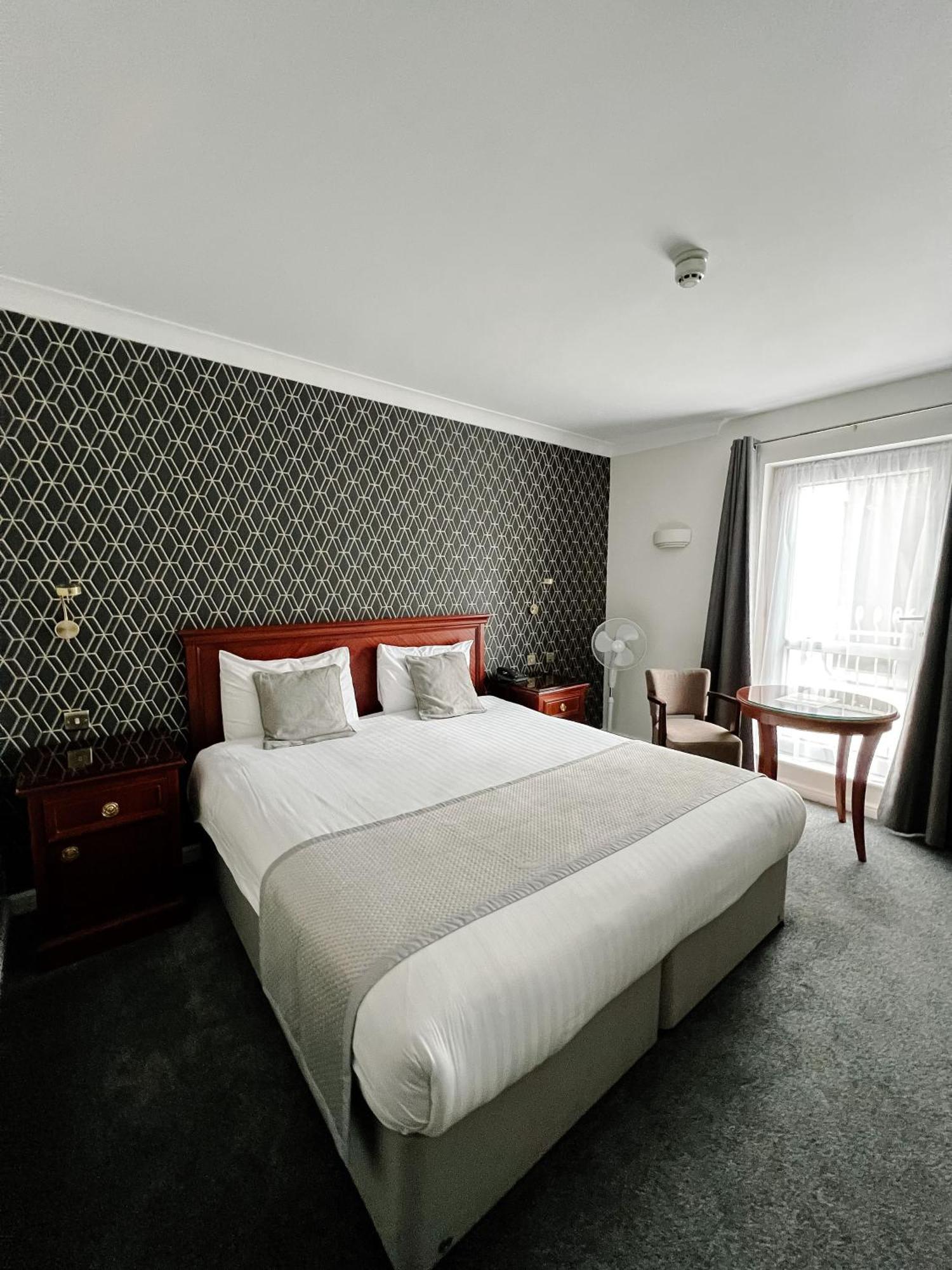 Manor Of Groves Hotel, Golf & Health Club Sawbridgeworth Bagian luar foto