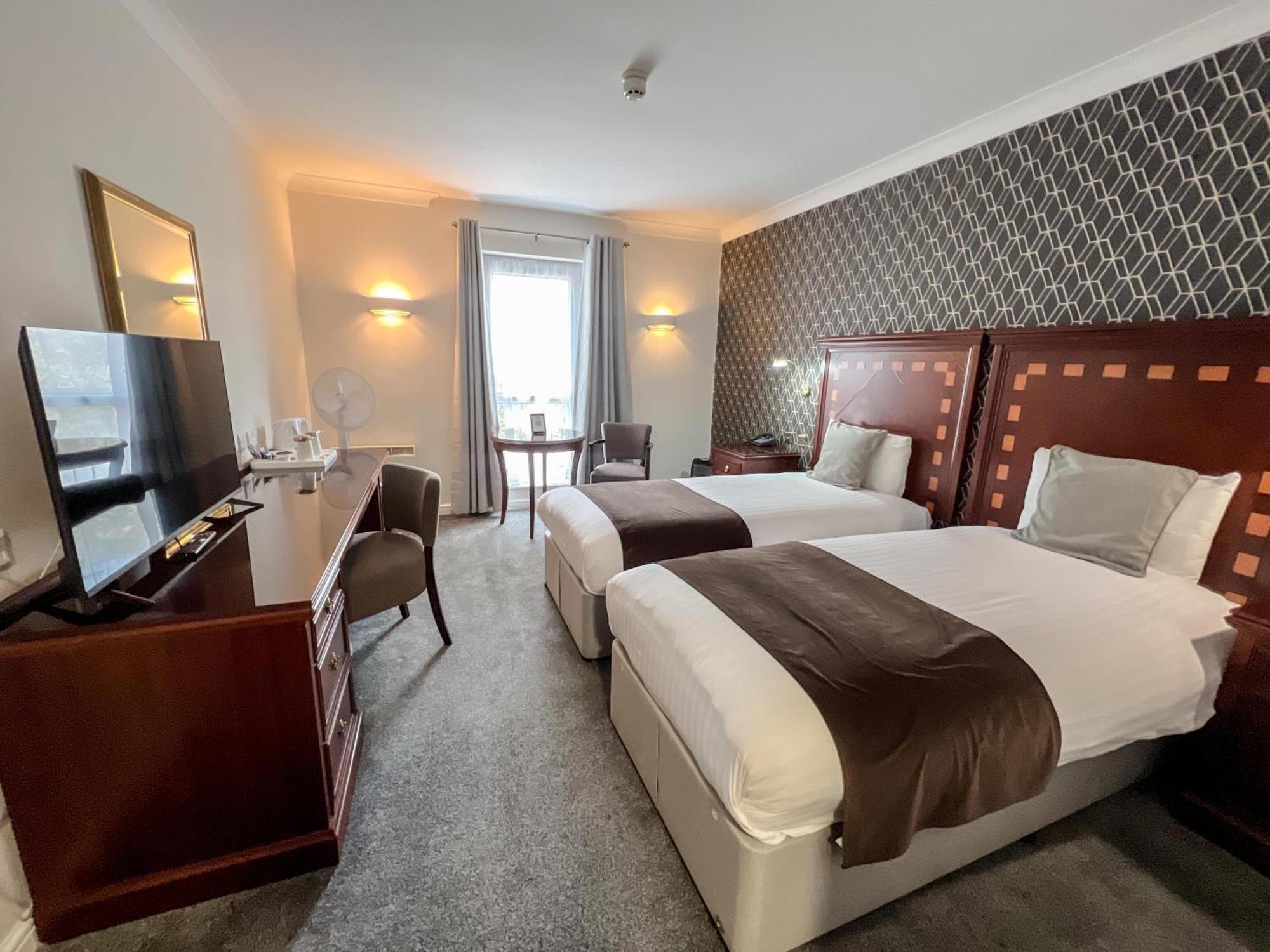 Manor Of Groves Hotel, Golf & Health Club Sawbridgeworth Bagian luar foto