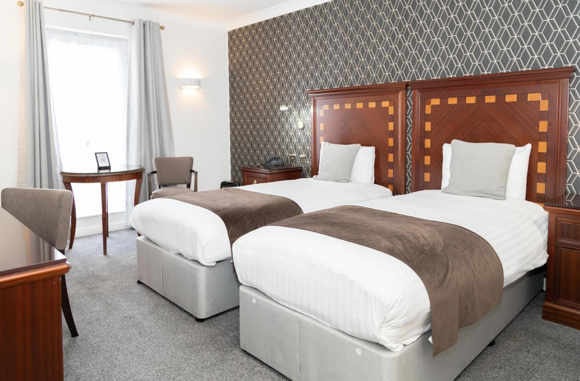 Manor Of Groves Hotel, Golf & Health Club Sawbridgeworth Bagian luar foto