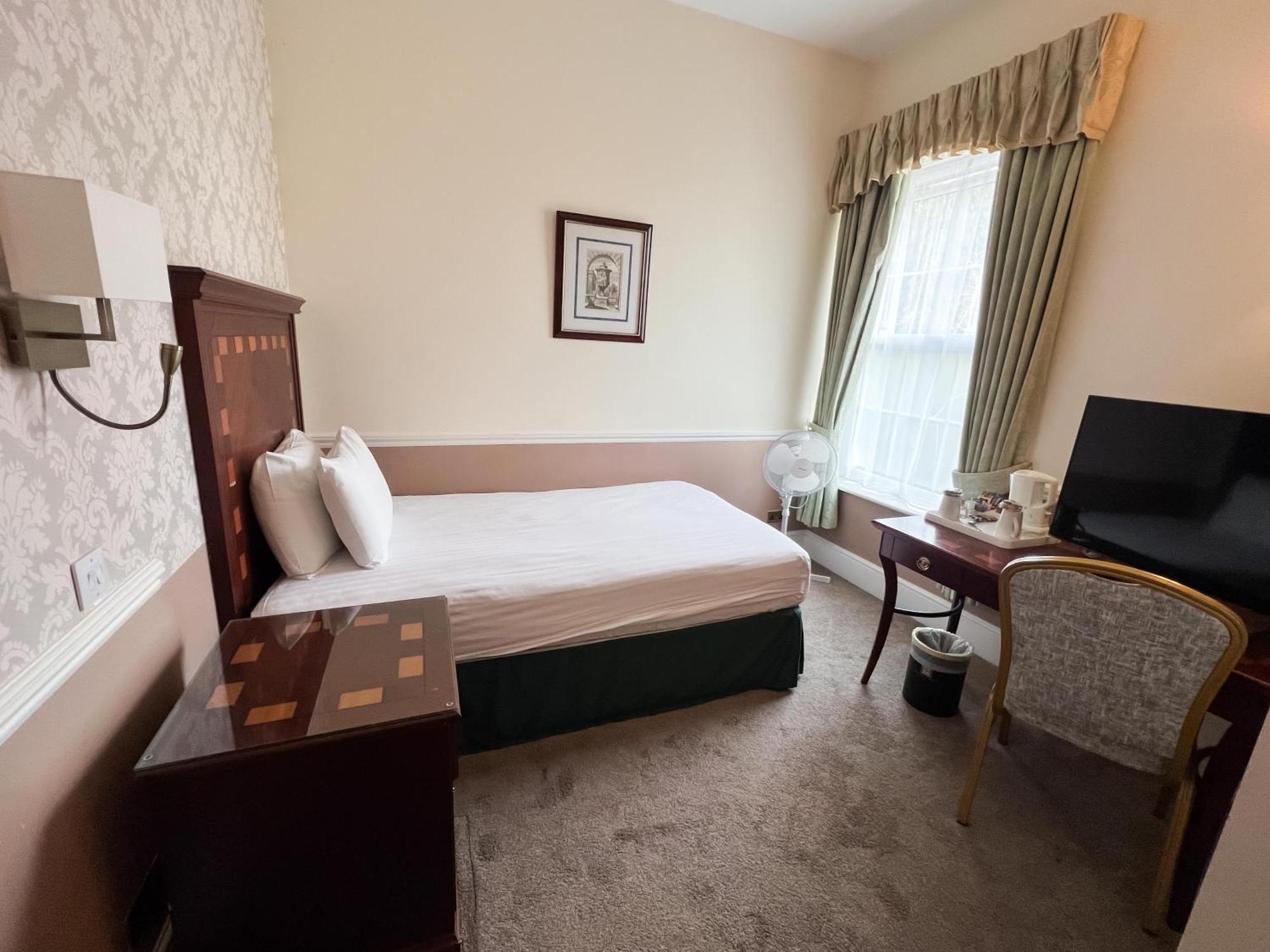 Manor Of Groves Hotel, Golf & Health Club Sawbridgeworth Bagian luar foto
